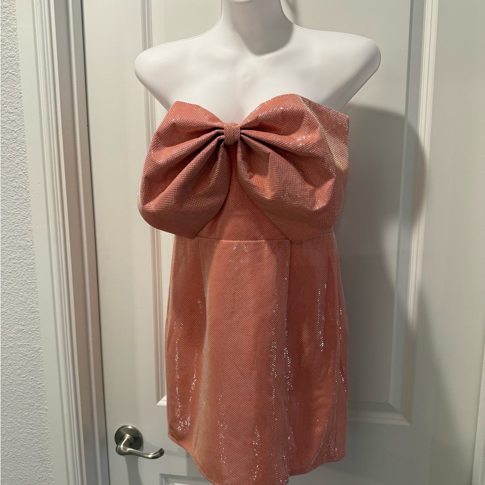 Chic Strapless Pink Dress with Bow